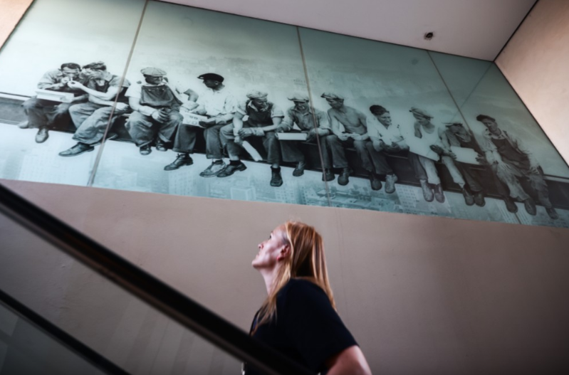 美國《時代》雜志這期封面采用了一幅人工智能（AI）生成的圖像，重新演繹1932年經(jīng)典照片“摩天大樓頂上的午餐”。