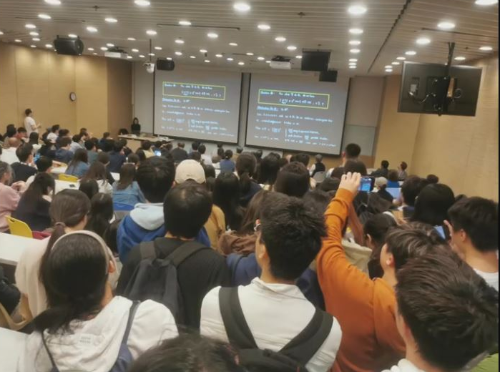 90后女?dāng)?shù)學(xué)家王虹在港大演講，吸引學(xué)生逼爆講堂。