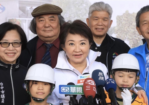 臺(tái)中市長(zhǎng)盧秀燕15日上午出席南屯區(qū)春安小學(xué)校舍動(dòng)土典禮時(shí)，被媒體追問時(shí)僅簡(jiǎn)潔回應(yīng)：“很好，恭喜、加油！”