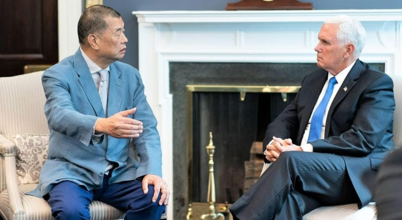 黎智英于助手Mark Simon安排下，2019年7月于華盛頓與時(shí)任美國副總統(tǒng)彭斯。