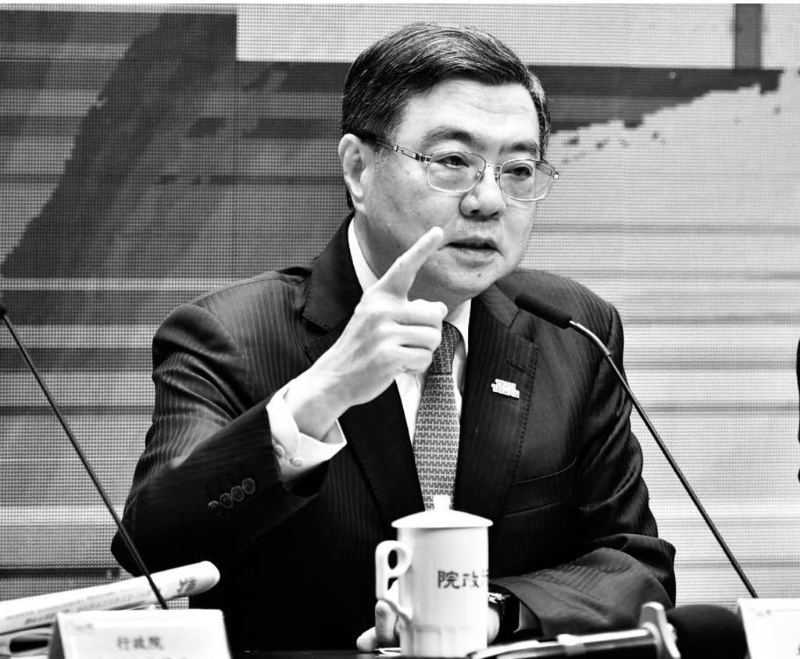 行政院長(zhǎng)”卓榮泰14日深夜突發(fā)文附黑白照，15日宣布不副署法律，引爆“違憲”爭(zhēng)議