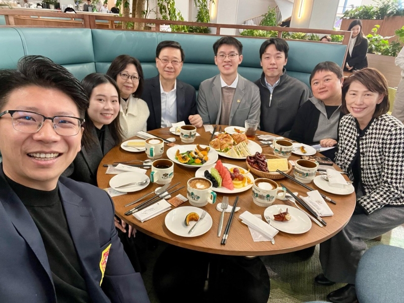 行政長官李家超（左四）與四位在北京讀書或工作的香港青年共進早餐。