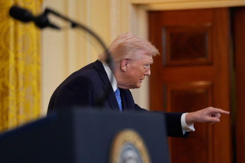 美國總統(tǒng)特朗普16日在白宮東廳舉辦猶太節(jié)慶光明節(jié)接待宴會(huì)，在演講臺(tái)上與臺(tái)下賓客互動(dòng)。